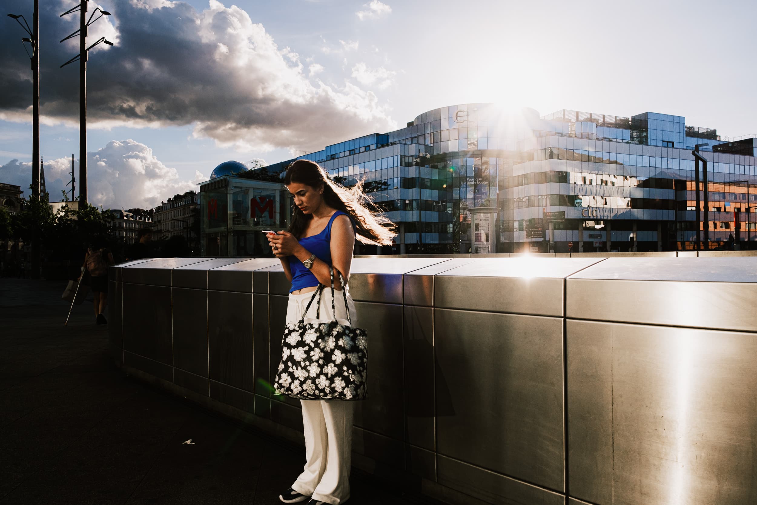 Figure en bleu dans une architecture urbaine