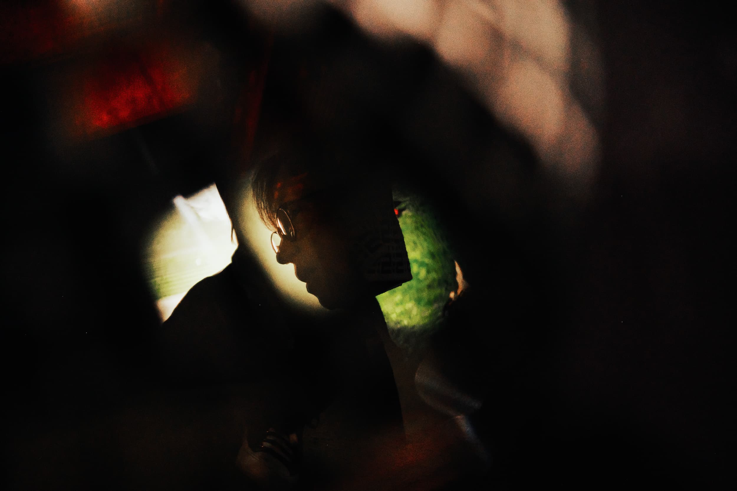 Profil dans une lumière nocturne fragmentée