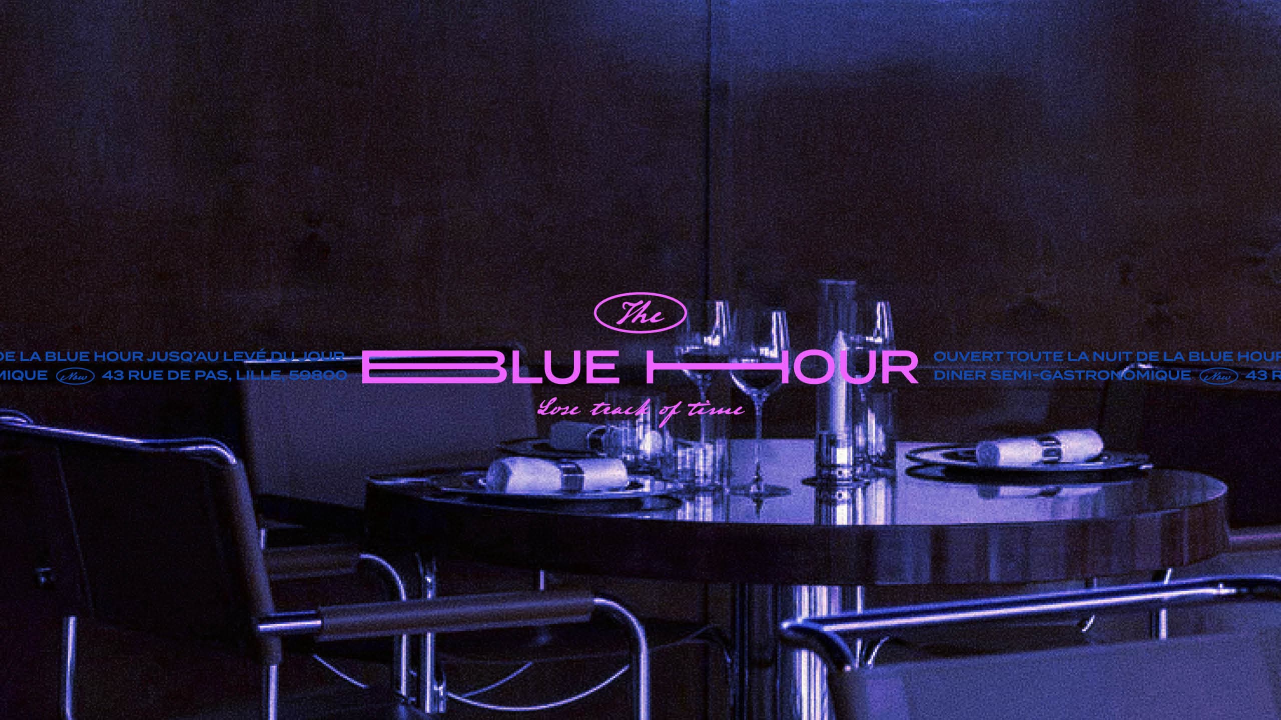 Façade nocturne du diner Blue Hour