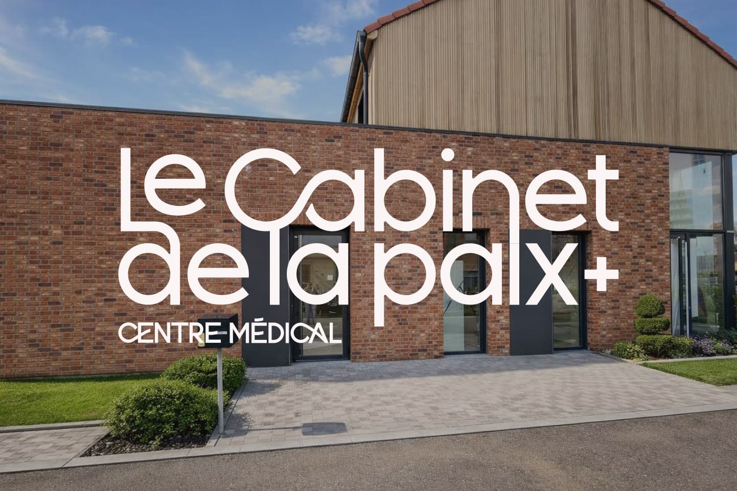 Façade du Cabinet de la Paix avec son identité